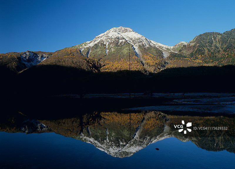 日本长野县松本市上高地的烧岳和大正池图片素材