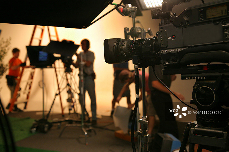 带摄像机的电视演播室工作人员图片素材