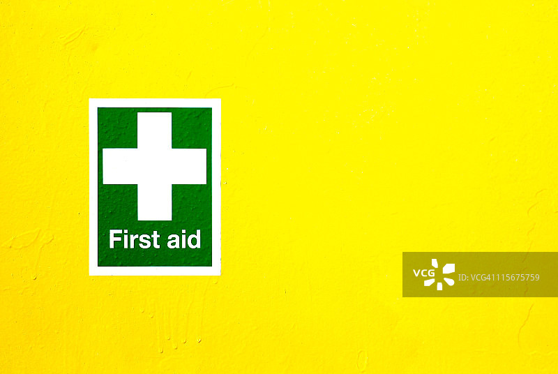 黄色背景上的急救标志图片素材