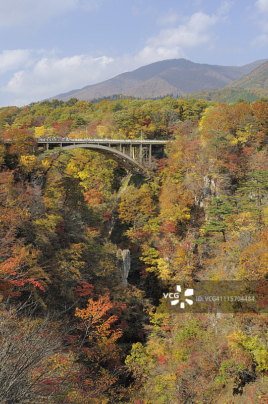 秋色中的鸣子峡图片素材
