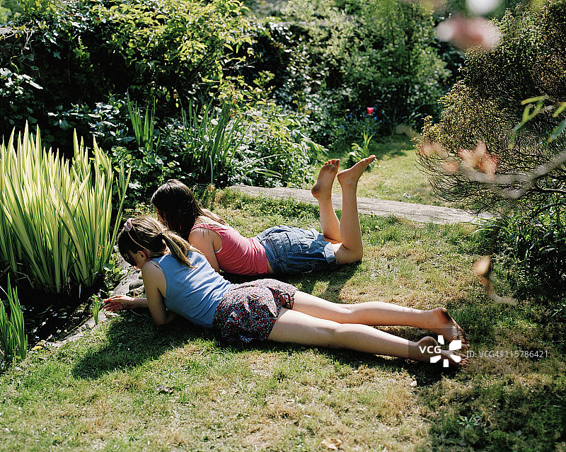 两个女孩躺在花园里图片素材