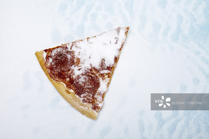 撒满盐的披萨切片图片素材