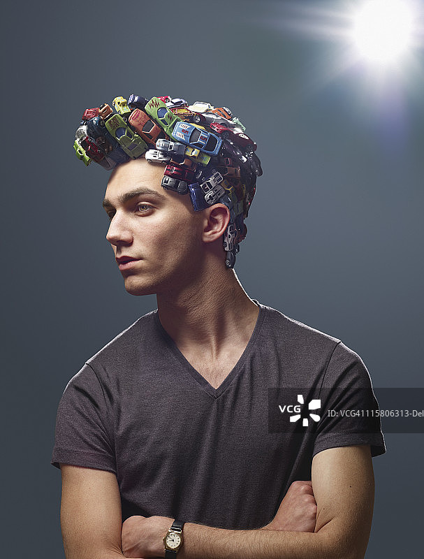 头发由玩具汽车组成的男子图片素材