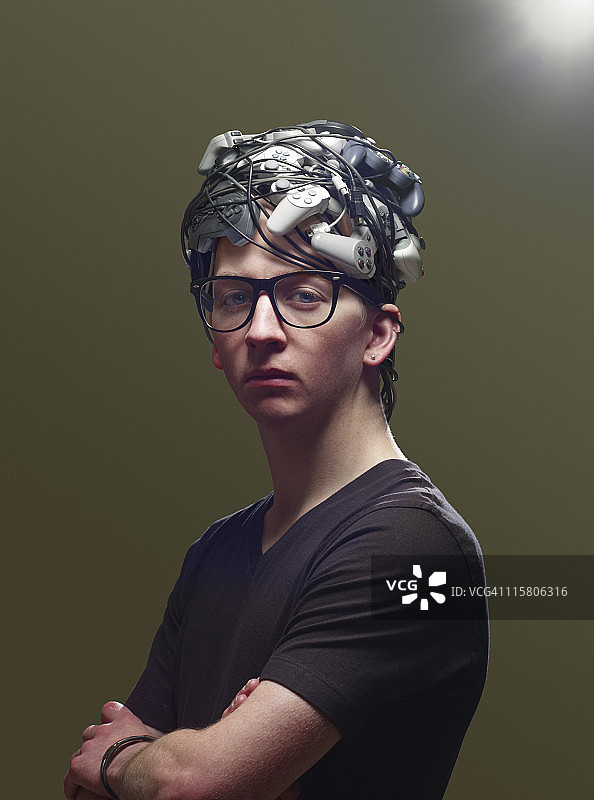 头发由游戏控制器组成的年轻男人图片素材