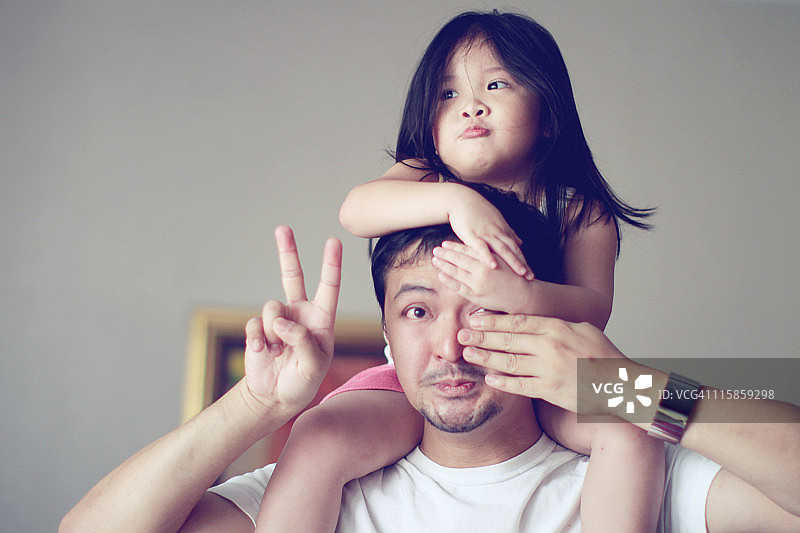 小女孩骑在肩上图片素材