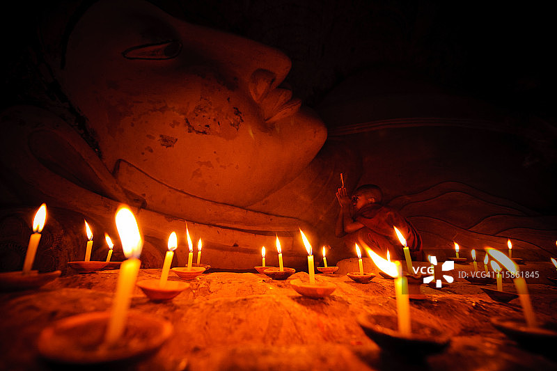 年轻僧侣向大佛致敬图片素材