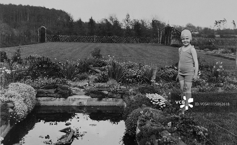 1930年代花园池塘边的女孩，复古风图片素材