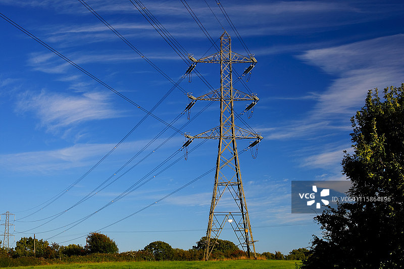 蓝天下醒目的桥塔图片素材