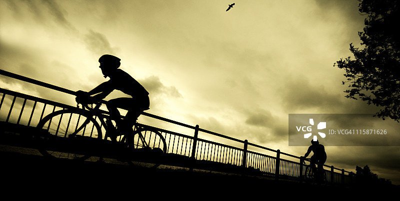 骑自行车的人骑自行车的剪影图片素材
