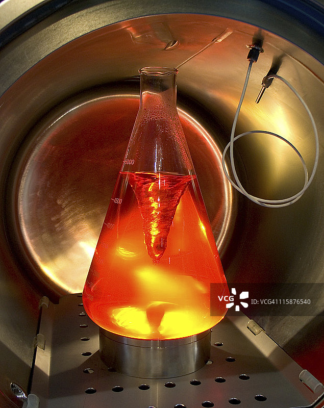 锥形瓶内液体在磁力搅拌器上旋转图片素材