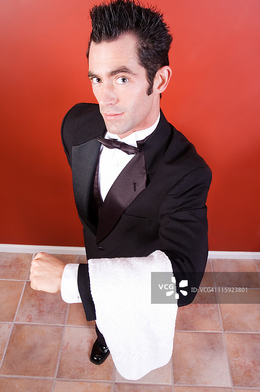 身穿燕尾服的男人提供服务图片素材