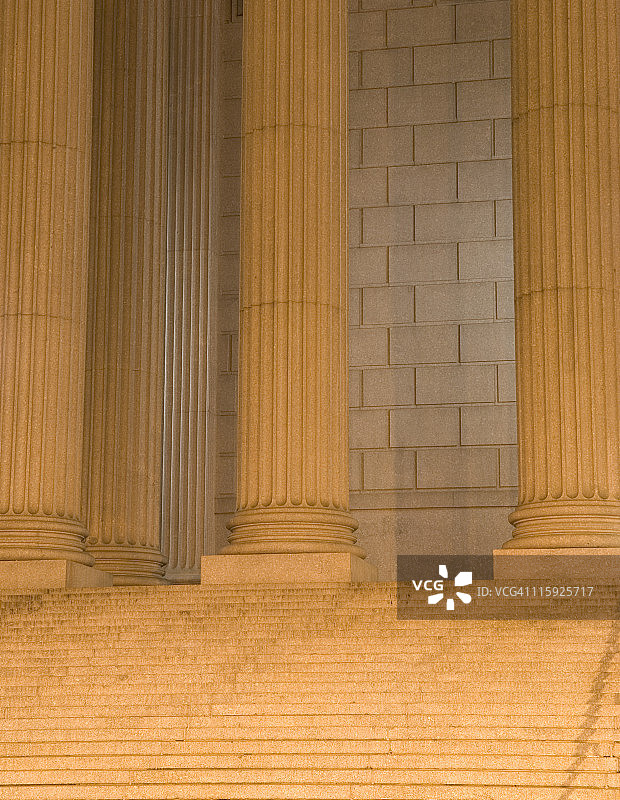 夜间的法院柱子和台阶图片素材