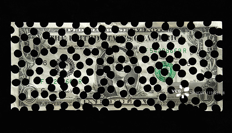 金融静物-有孔的美国纸币图片素材