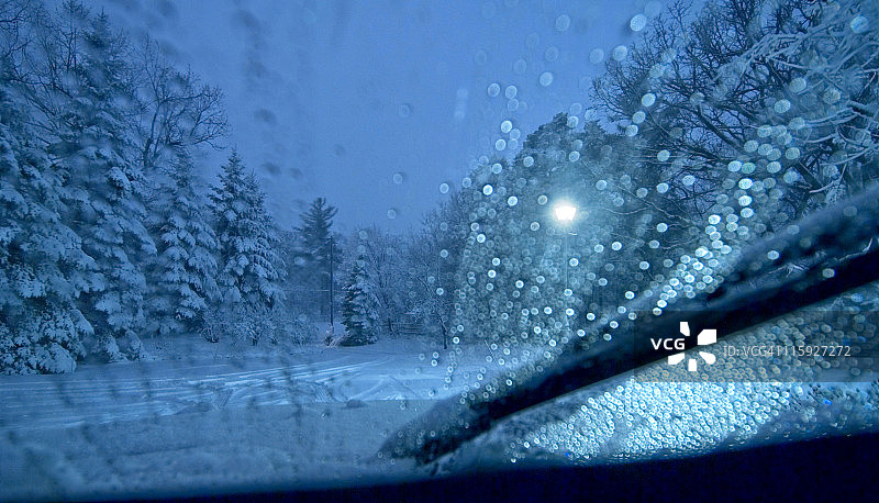 在暴风雪中驾驶图片素材