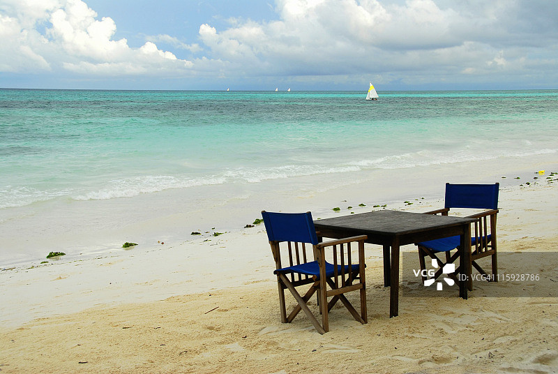 桑给巴尔热带海滩双人桌图片素材