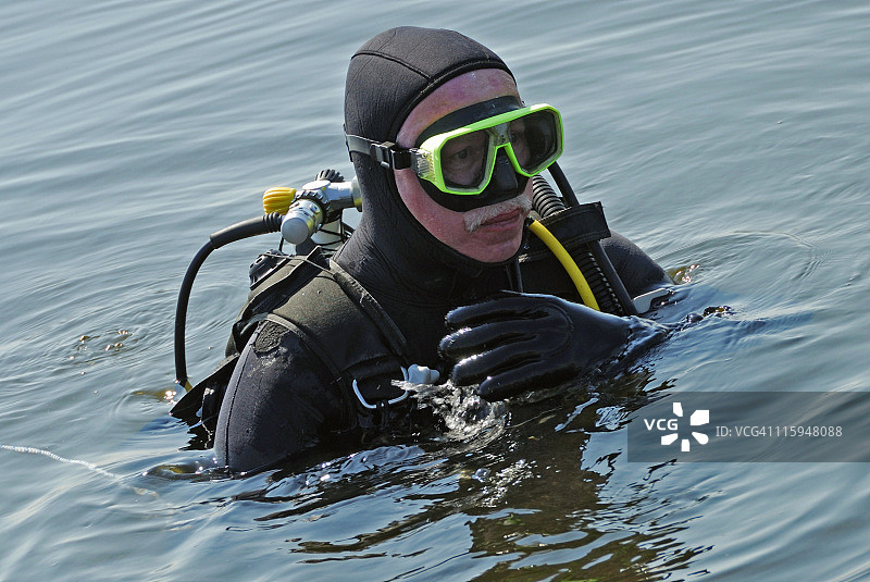 荷兰东部斯卡尔特的白种人年长潜水者图片素材