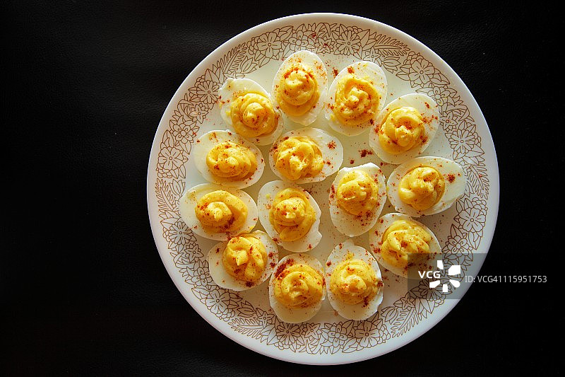 盘子里的魔鬼蛋图片素材