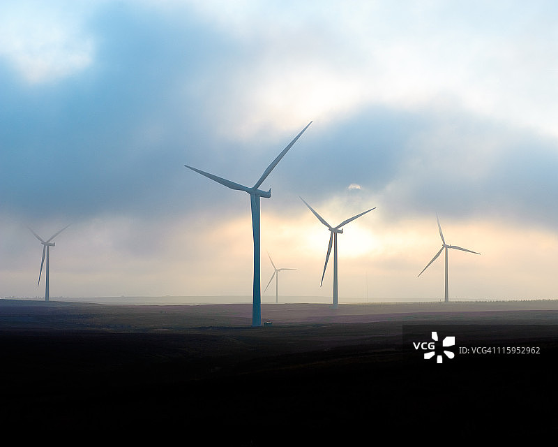 多云下的风力涡轮机图片素材