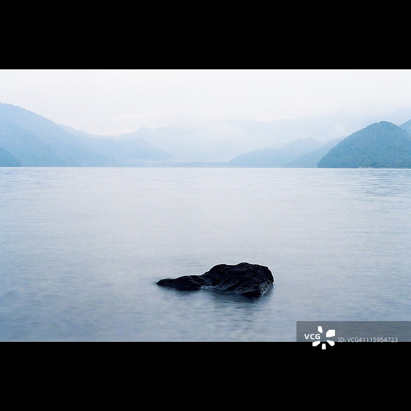 清晨薄雾图片素材