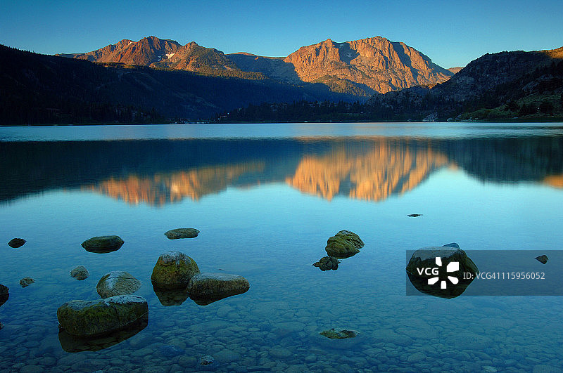 日出时分的六月湖泊图片素材