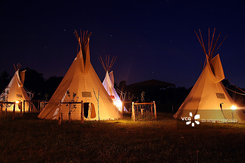 夜晚的圆锥帐篷图片素材