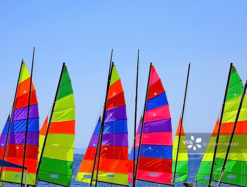 彩虹色风帆图片素材