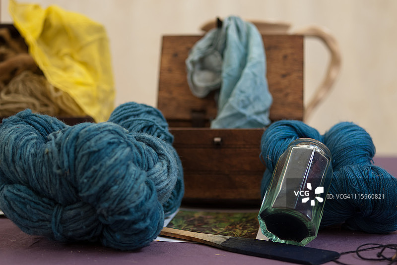 桌子上的蓝色毛线球和玻璃罐图片素材