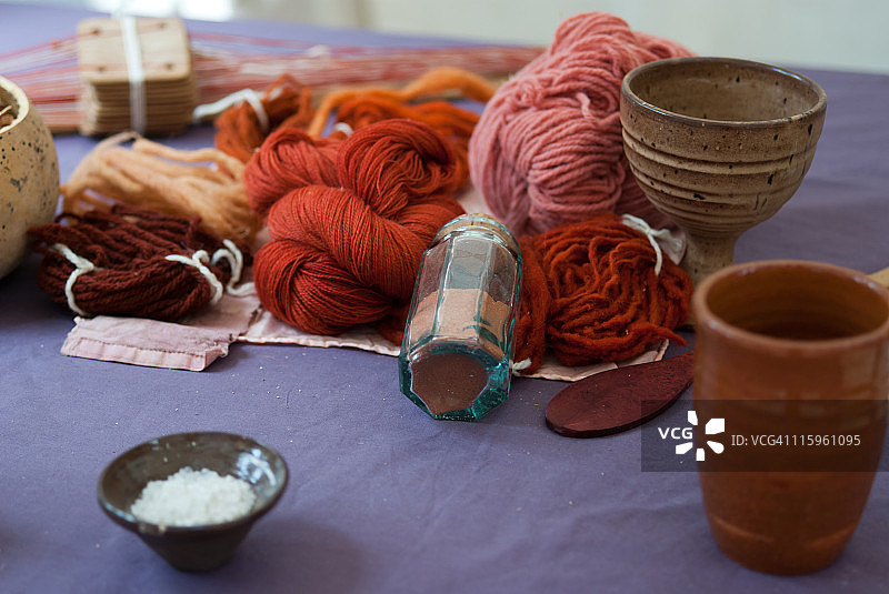 市场摊位上的各种毛线球图片素材