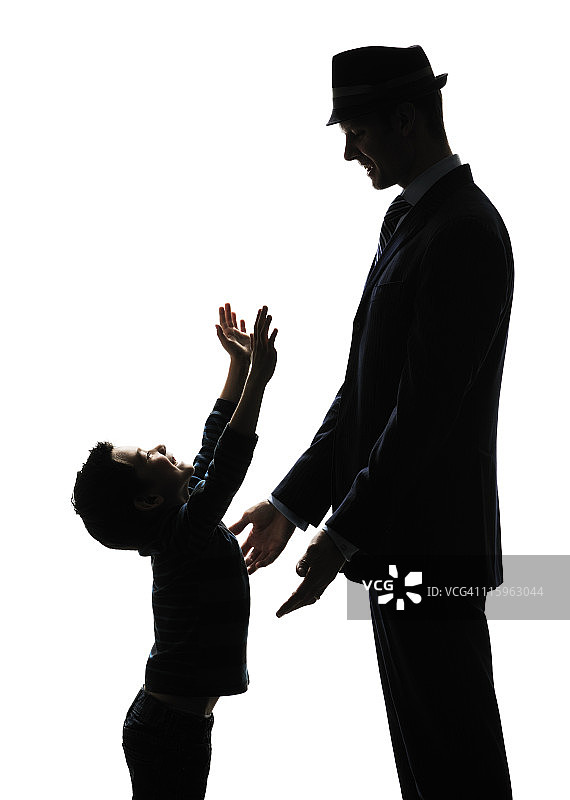 商务男士爸爸回到家，儿子迎接图片素材