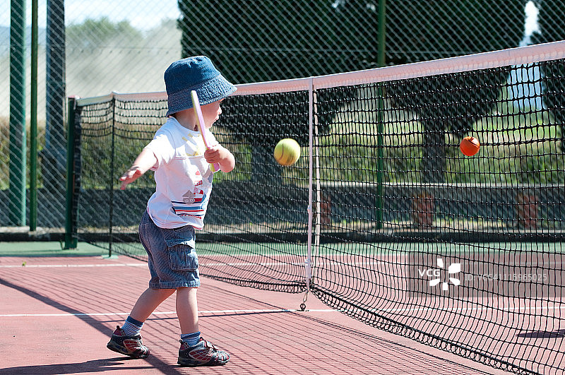 打网球的男孩图片素材
