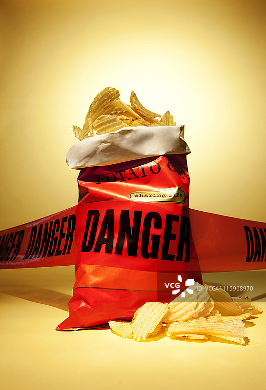 薯片袋周围的危险警示带图片素材