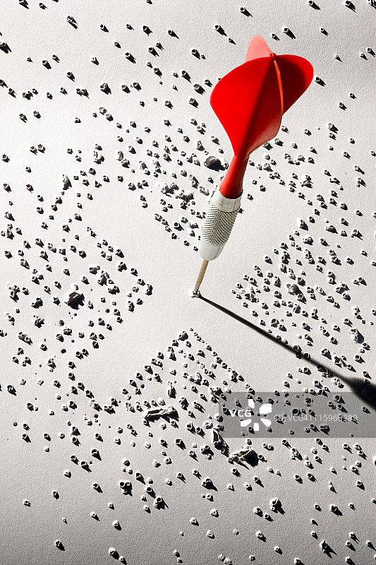 红色飞镖击中靶心图片素材