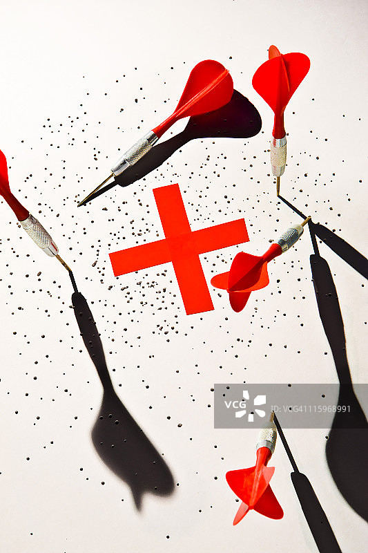 未击中目标的红色飞镖图片素材