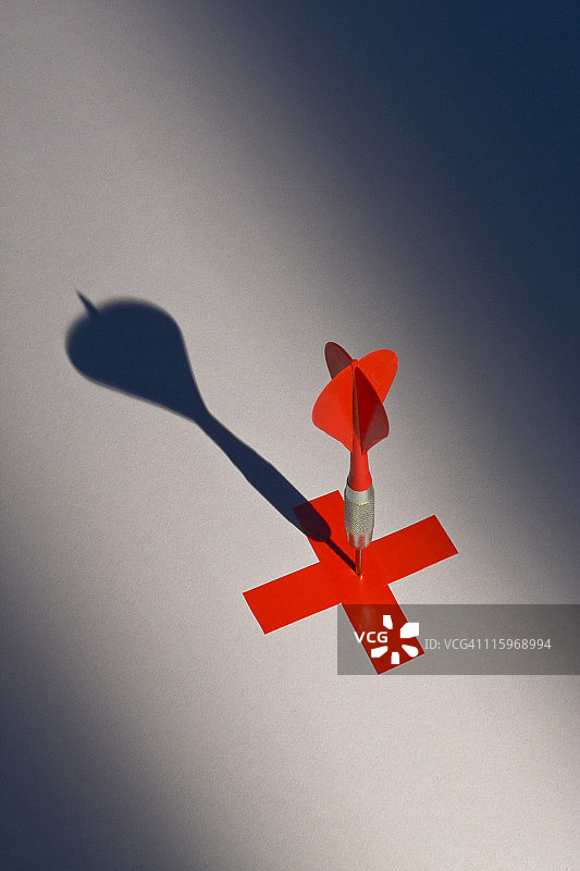 位于红色X中心的红色飞镖图片素材