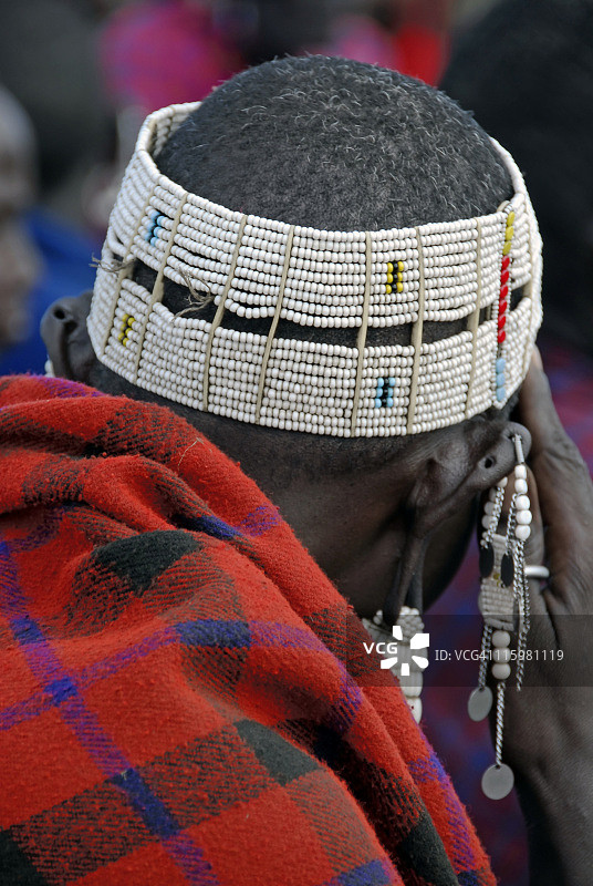 戴传统头饰和耳环的坦桑尼亚马赛女人图片素材