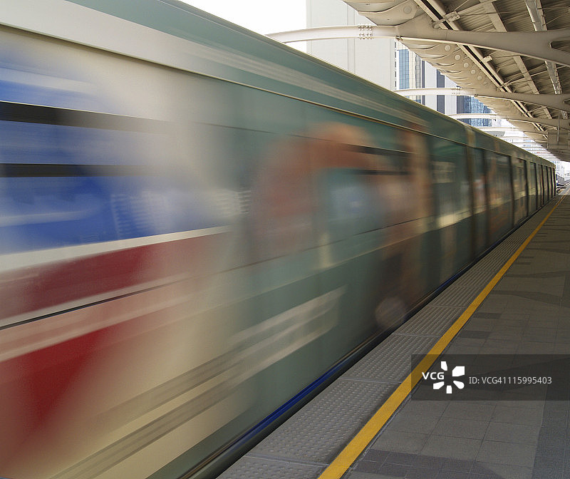 行驶中的火车图片素材