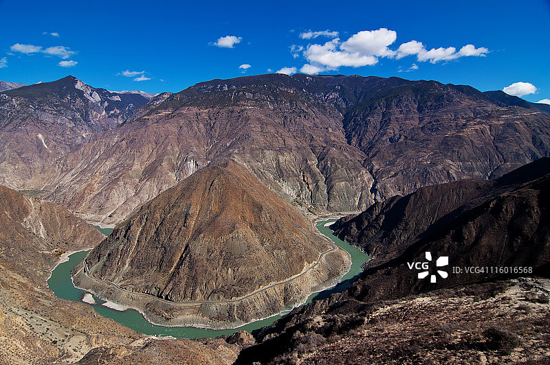 遗址后的月亮图片素材