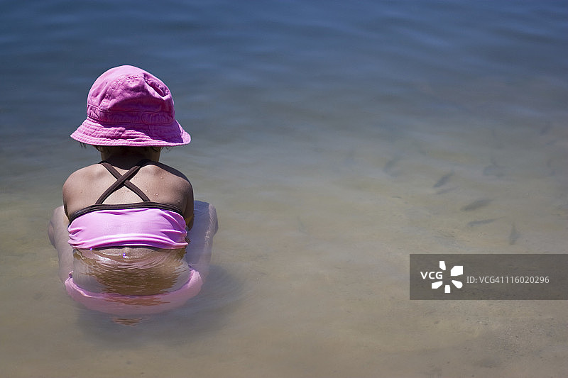 小女孩和鱼图片素材