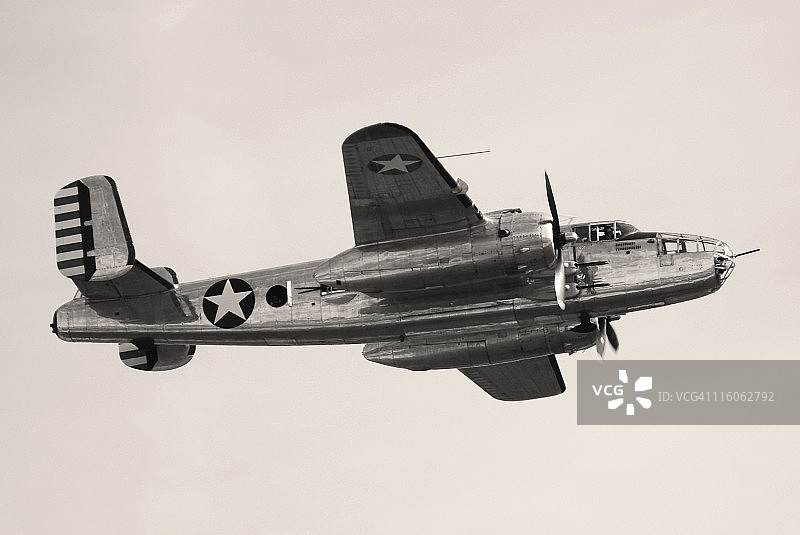 二战B25米切尔轰炸机飞行图片素材