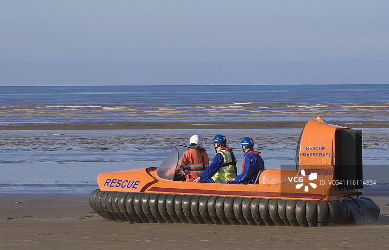乘船的三名男子图片素材