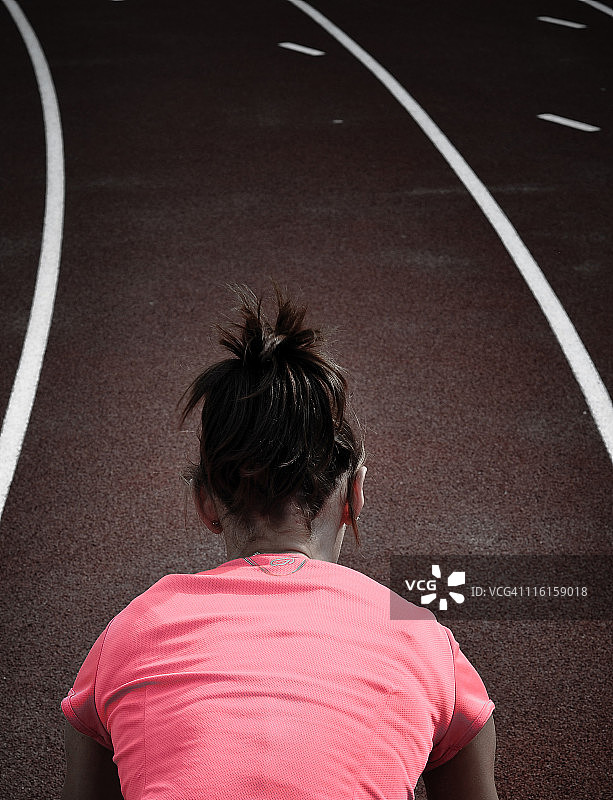 年轻女运动员开始田径比赛图片素材