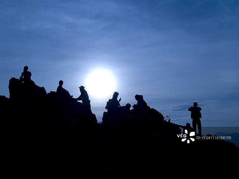 月亮山顶上的人物剪影图片素材
