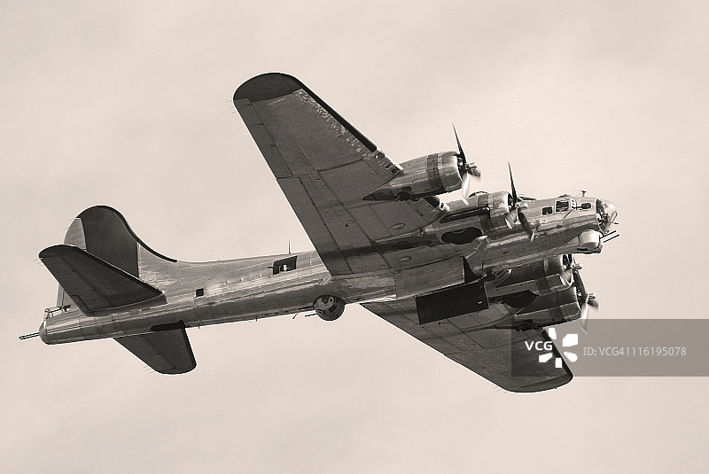 二战B17空中堡垒轰炸机飞行图片素材
