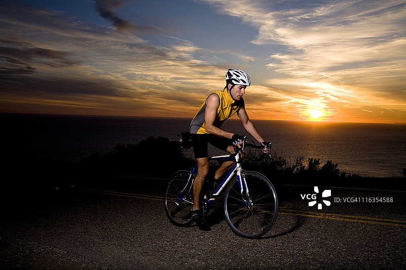 在加利福尼亚州马里布鹿溪路上骑自行车的黄色背心自行车手图片素材