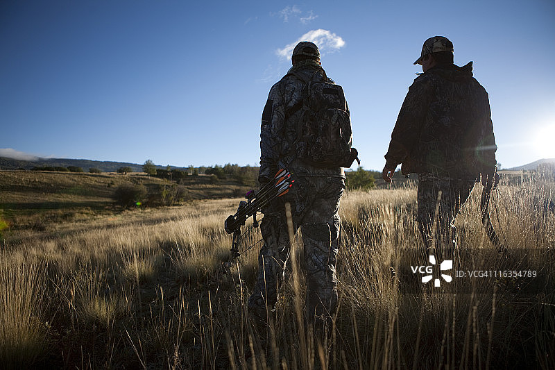新墨西哥州查马附近，走出树林的猎鹿人图片素材