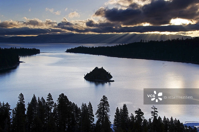日出时分，阳光穿透加州太浩湖翡翠湾的云层图片素材