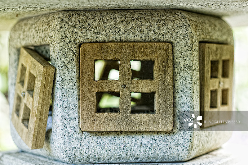 日式庭院中的木框石灯笼图片素材