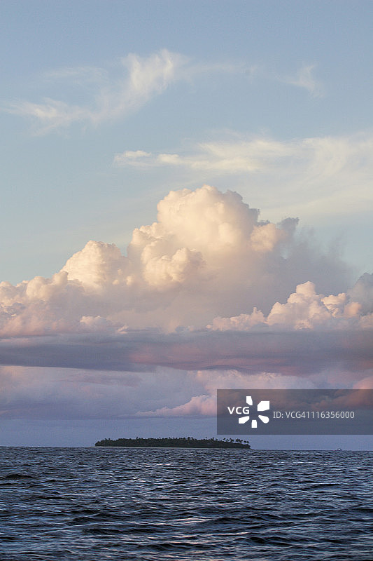 斐济塔瓦卢阿岛日落时分，天空中的云彩闪耀着光芒图片素材