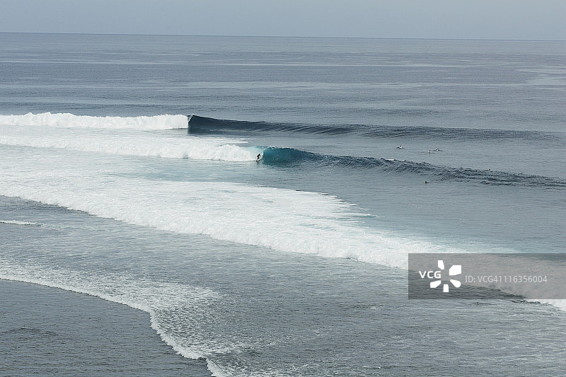 斐济塔瓦鲁阿岛附近海浪上的冲浪者航拍图片素材