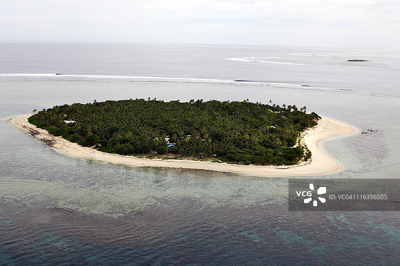 鸟瞰斐济塔瓦鲁阿岛的波浪图片素材